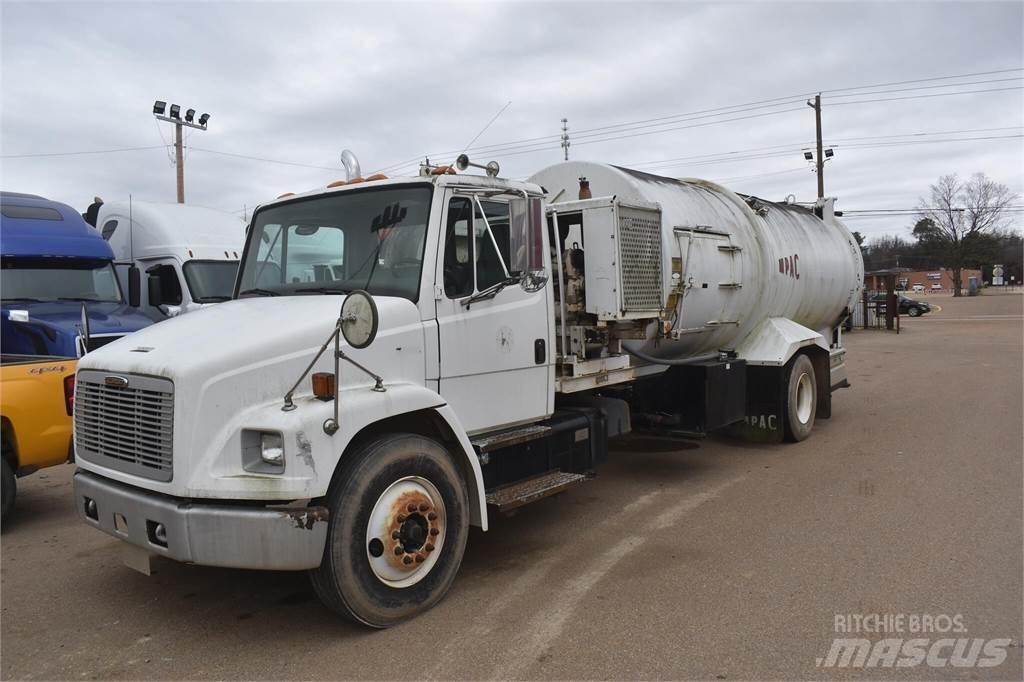 Freightliner FL70 شاحنات ذات صهاريج