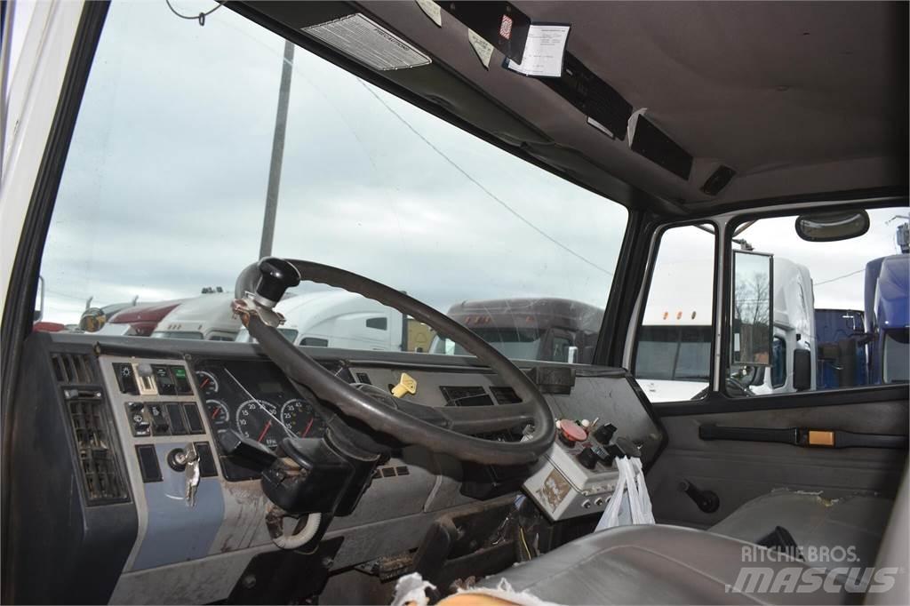 Freightliner FL70 شاحنات ذات صهاريج