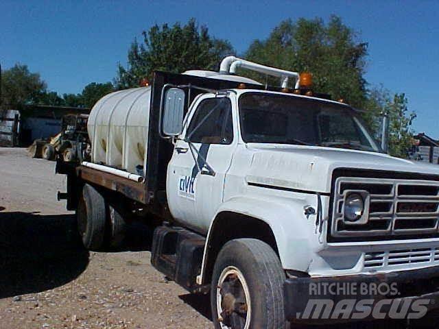 GMC TOPKICK C6500 شاحنات ذات صهاريج