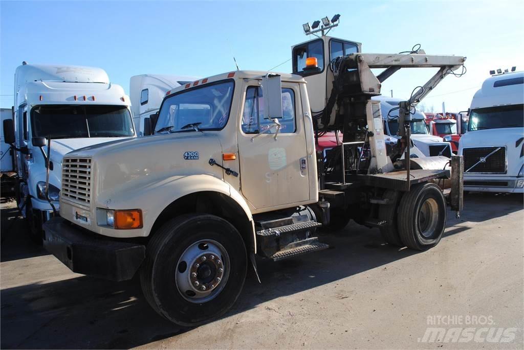 International 4700 شاحنات الرافعات