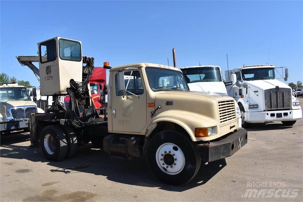 International 4700 شاحنات الرافعات