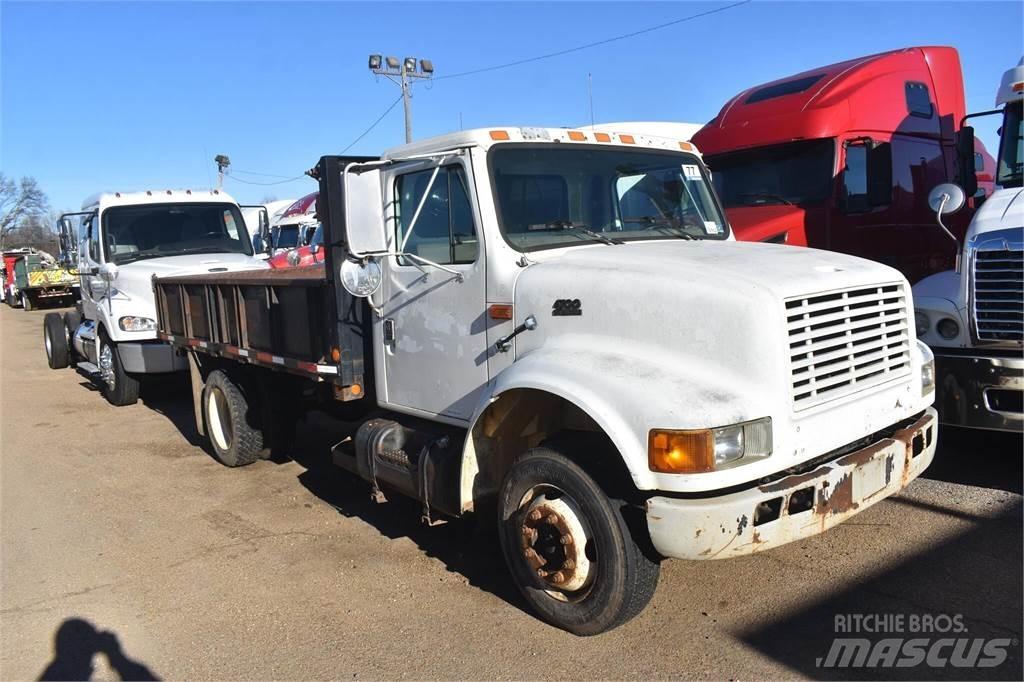 International 4700 شاحنات قلابة