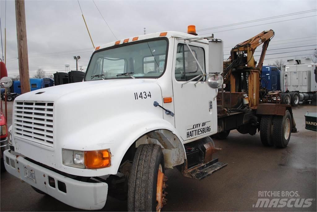 International 4700 شاحنات الرافعات