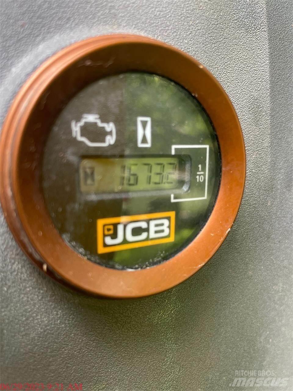 JCB 131X LC حفارات زحافة