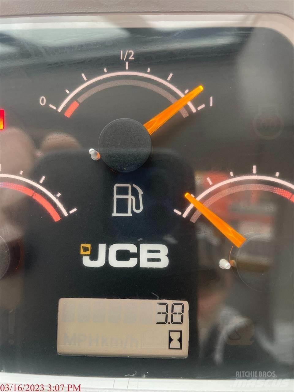 JCB 3TS-8T لوادر انزلاقية التوجيه