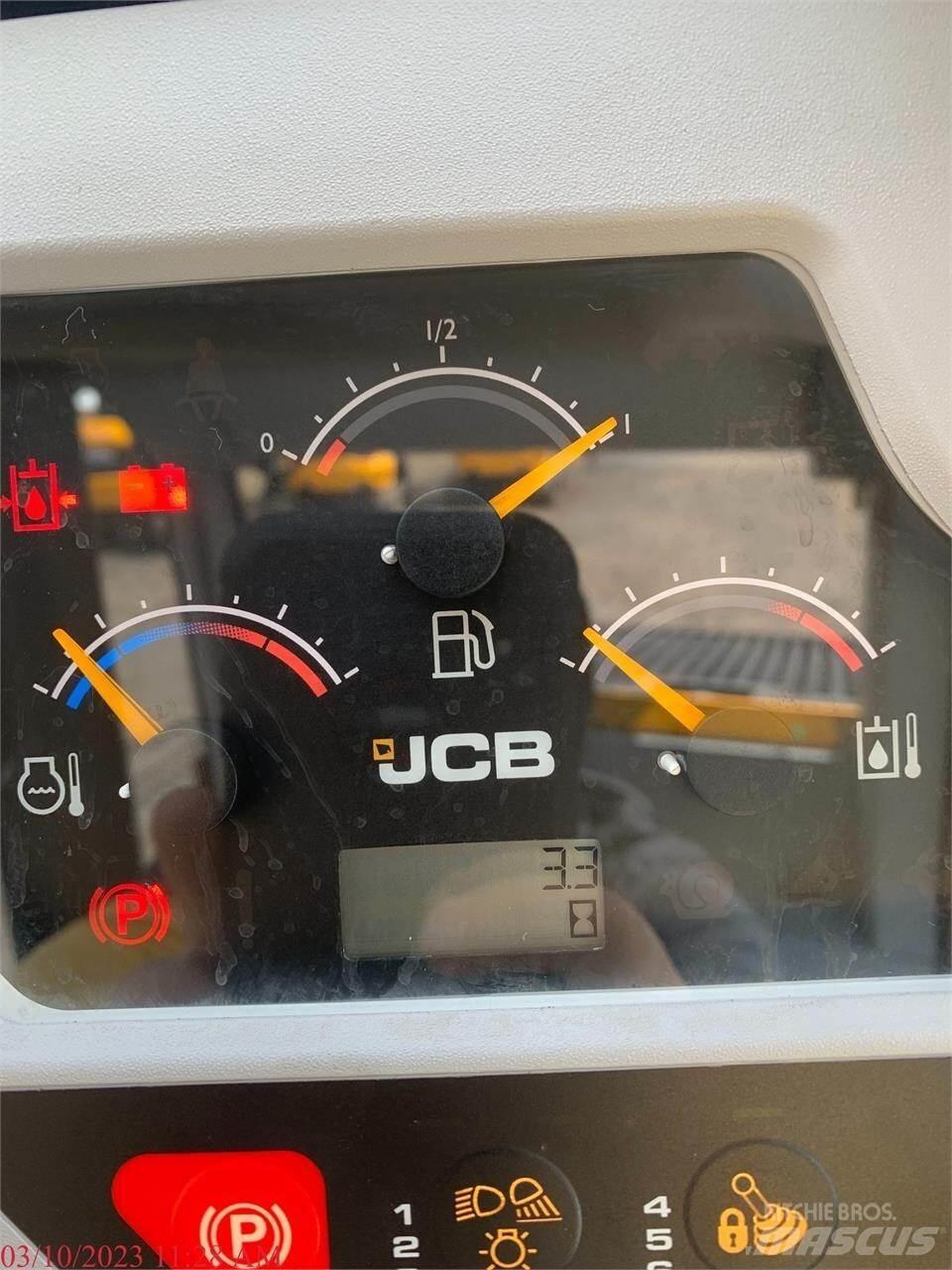 JCB 3TS-8T لوادر انزلاقية التوجيه