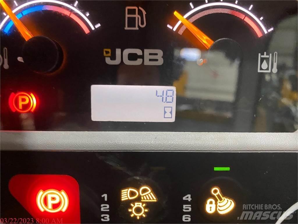 JCB 3TS-8W لوادر انزلاقية التوجيه