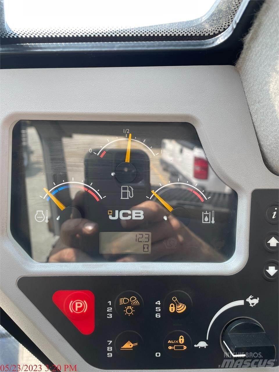 JCB 3TS-8W لوادر انزلاقية التوجيه