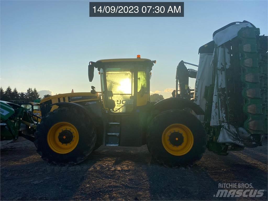 JCB FASTRAC 4220 الجرارات