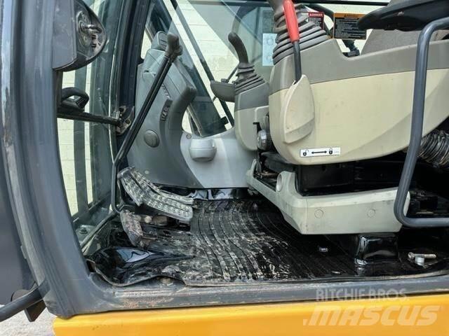 John Deere 210G LC حفارات زحافة