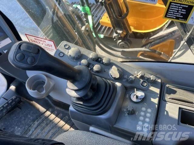 John Deere 210G LC حفارات زحافة