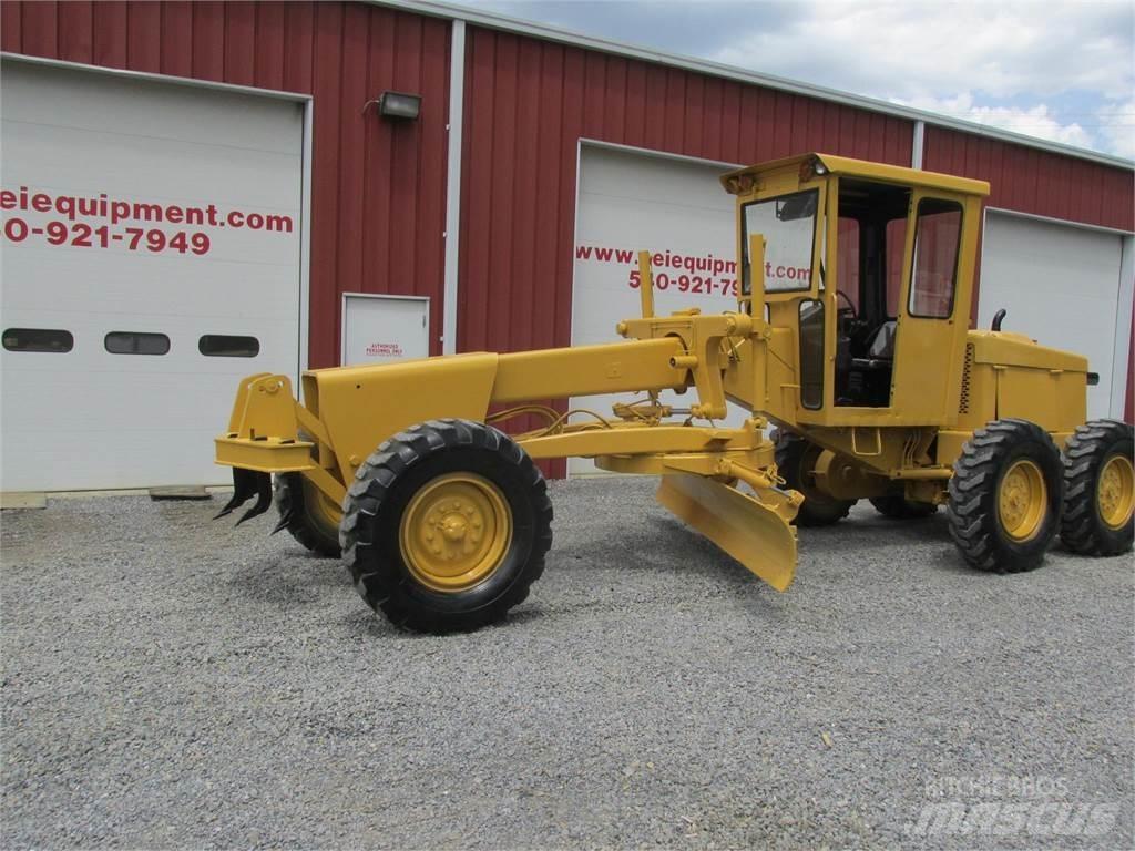 John Deere 570 معدات تمهيد الطرق