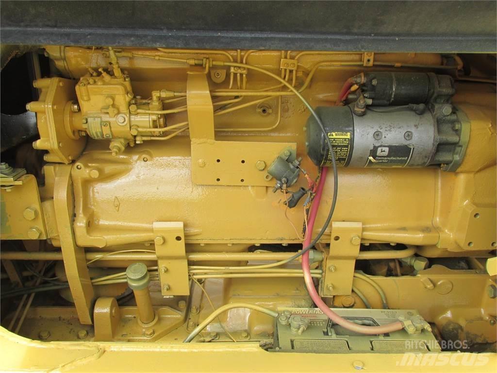 John Deere 570 معدات تمهيد الطرق