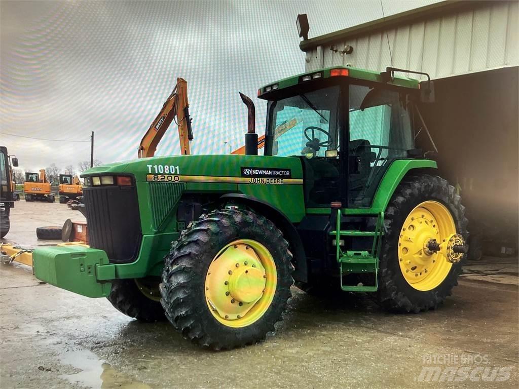 John Deere 8200 الجرارات