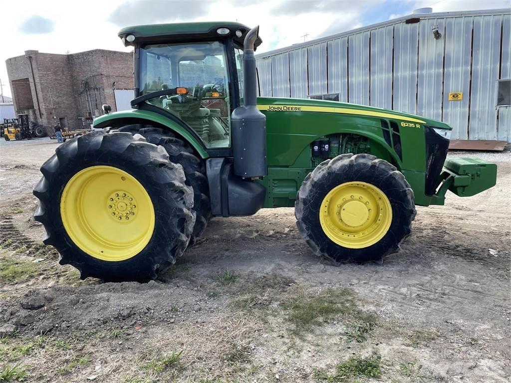 John Deere 8235R الجرارات