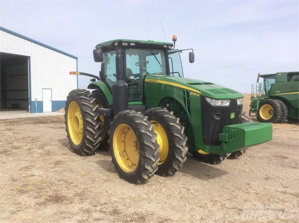 John Deere 8235R الجرارات