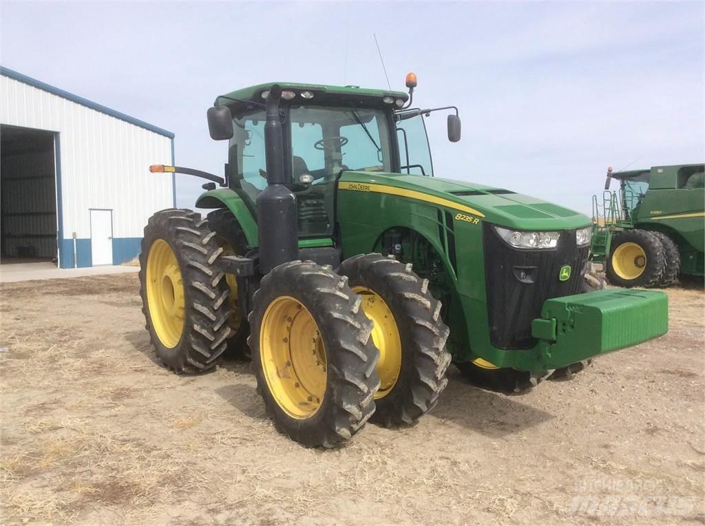 John Deere 8235R الجرارات