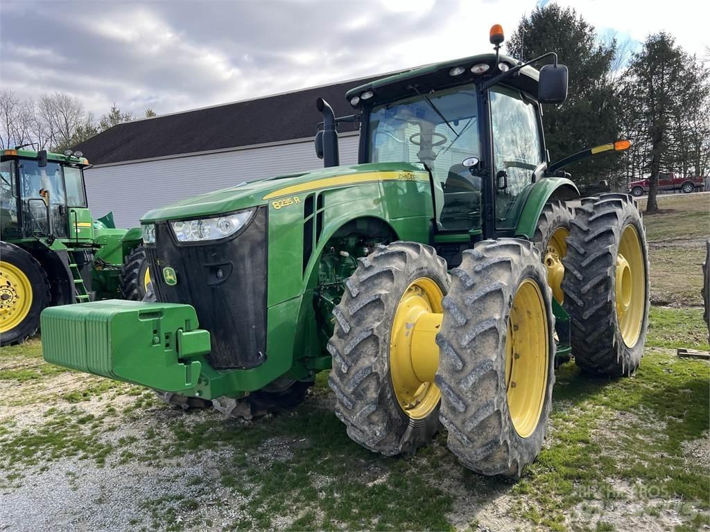 John Deere 8235R الجرارات