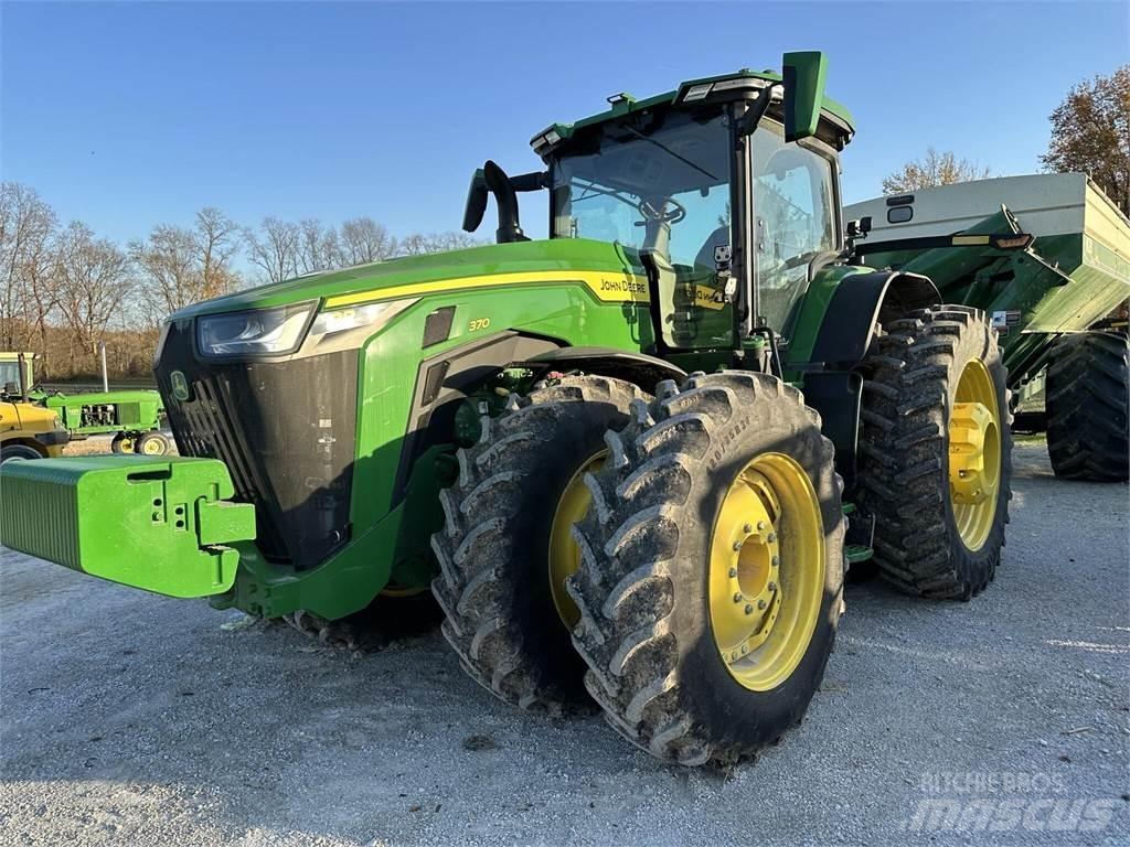 John Deere 8R 370 الجرارات