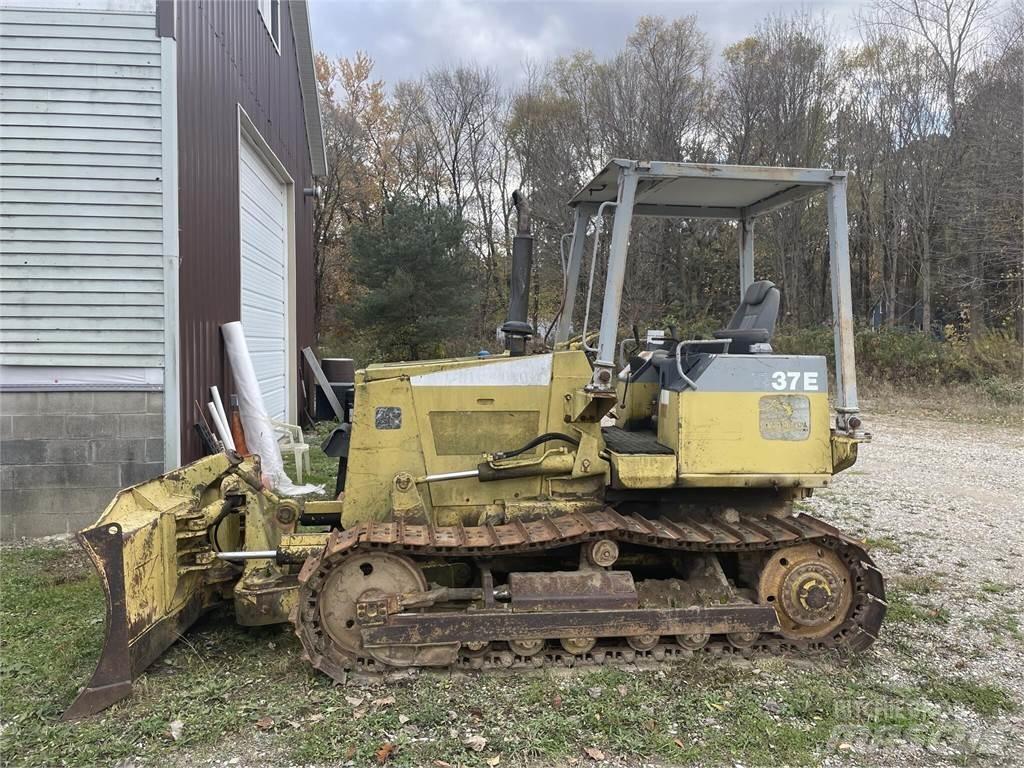 Komatsu D37E-5 بلدوزرات مجنزرة