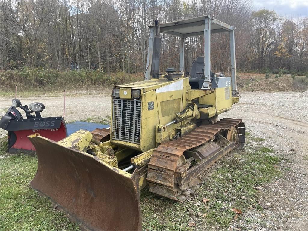 Komatsu D37E-5 بلدوزرات مجنزرة