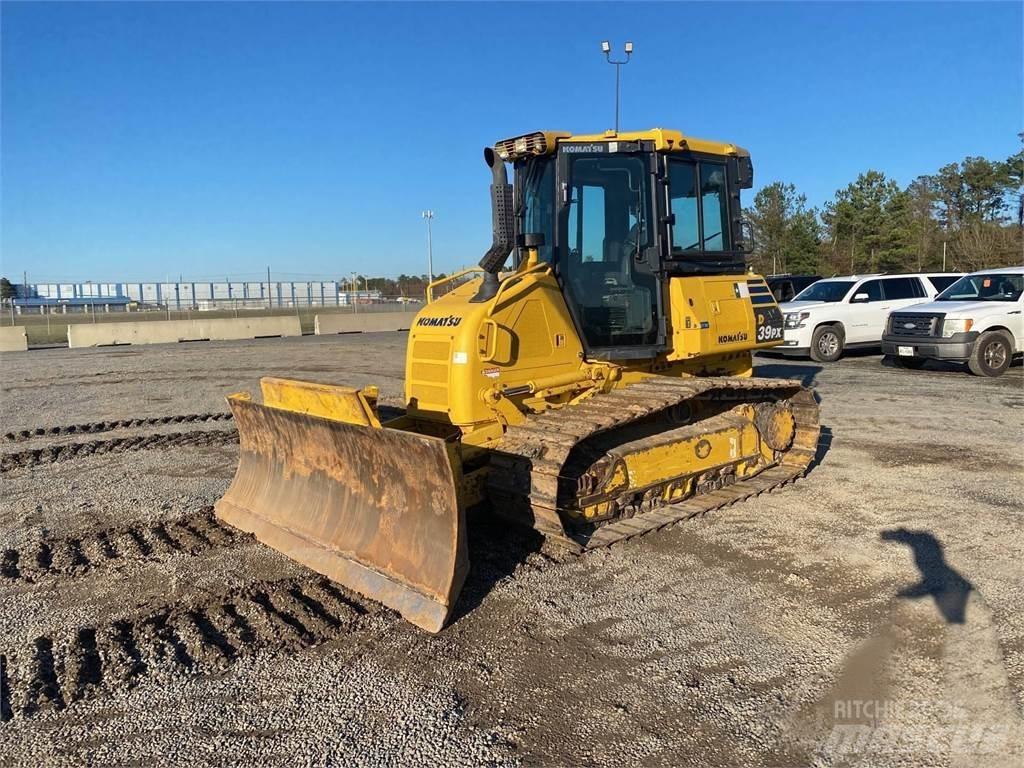 Komatsu D39PX-24 بلدوزرات مجنزرة