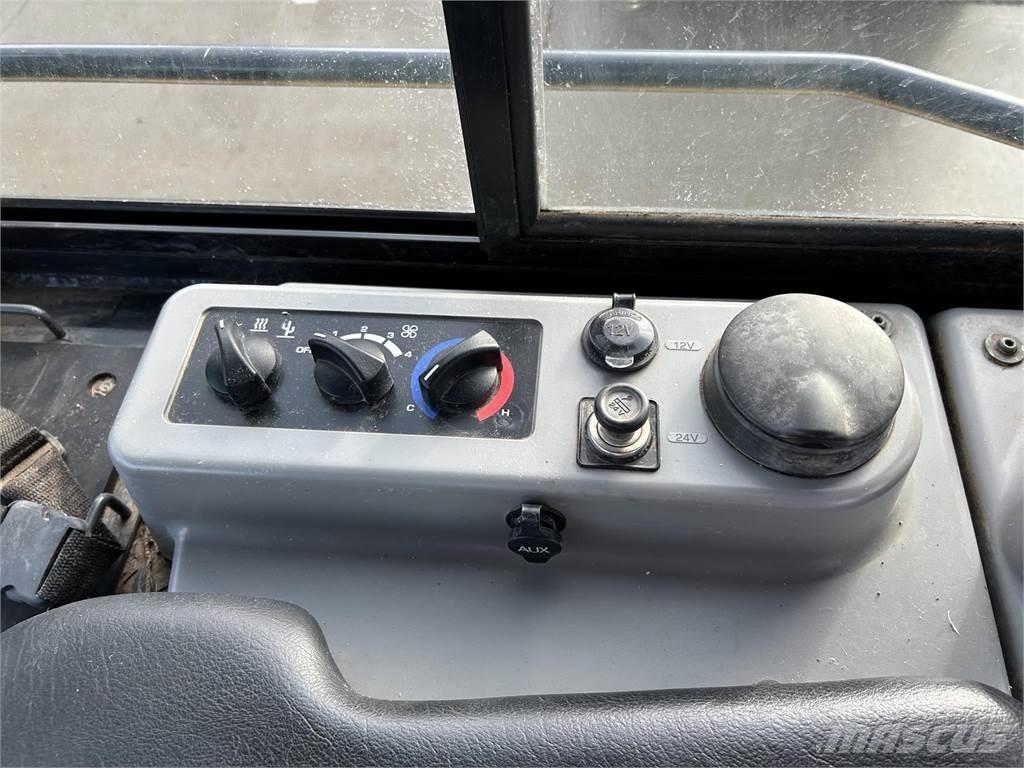 Komatsu D39PX-24 بلدوزرات مجنزرة