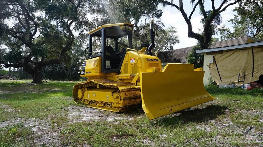 Komatsu D39PX-24 بلدوزرات مجنزرة
