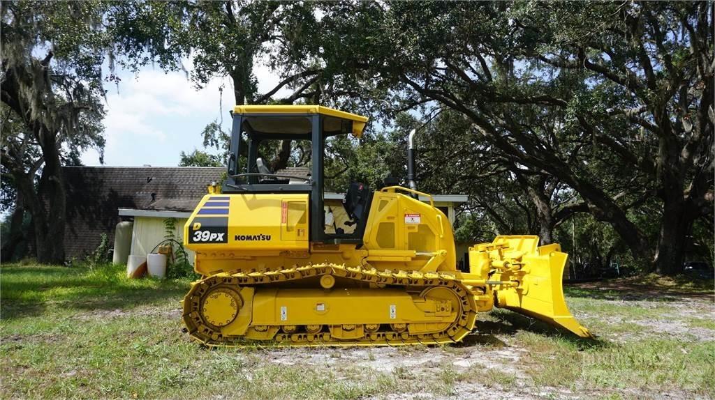 Komatsu D39PX-24 بلدوزرات مجنزرة