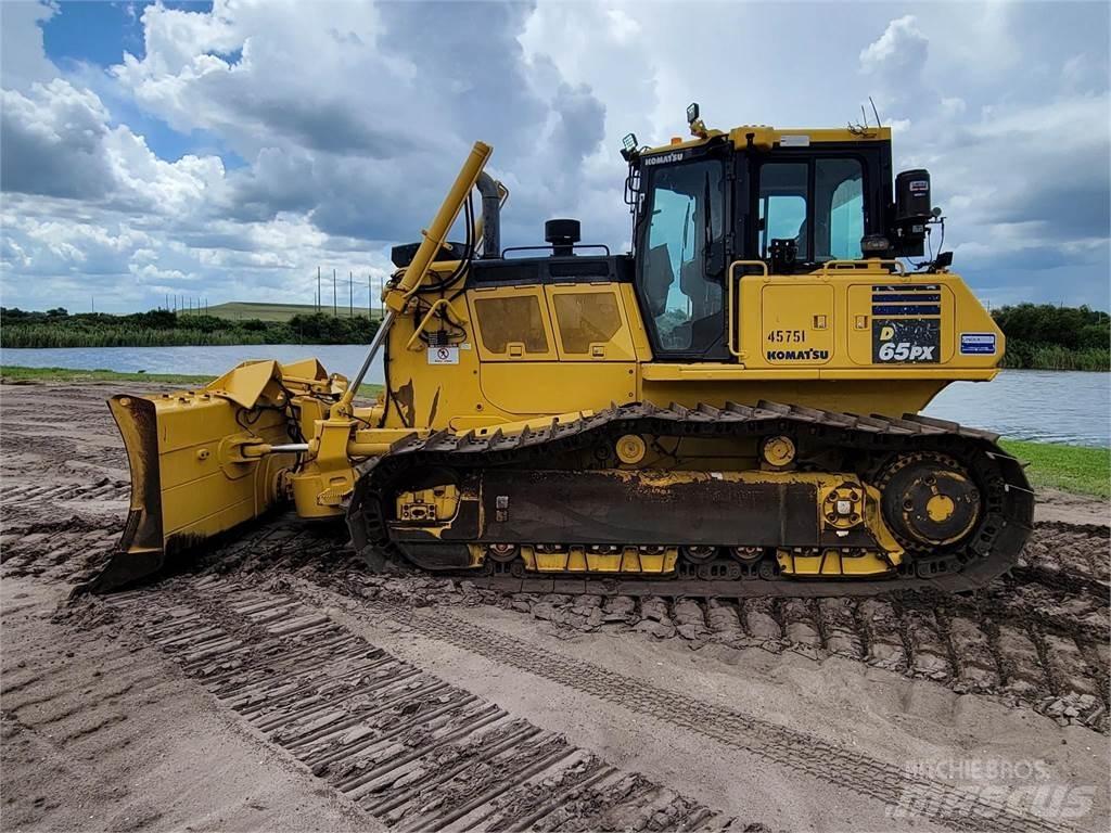 Komatsu D65PX-18 بلدوزرات مجنزرة