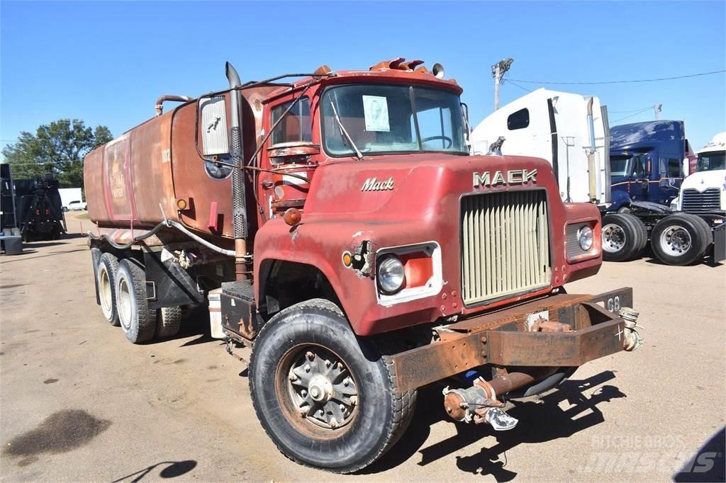 Mack DM685S شاحنات ذات صهاريج