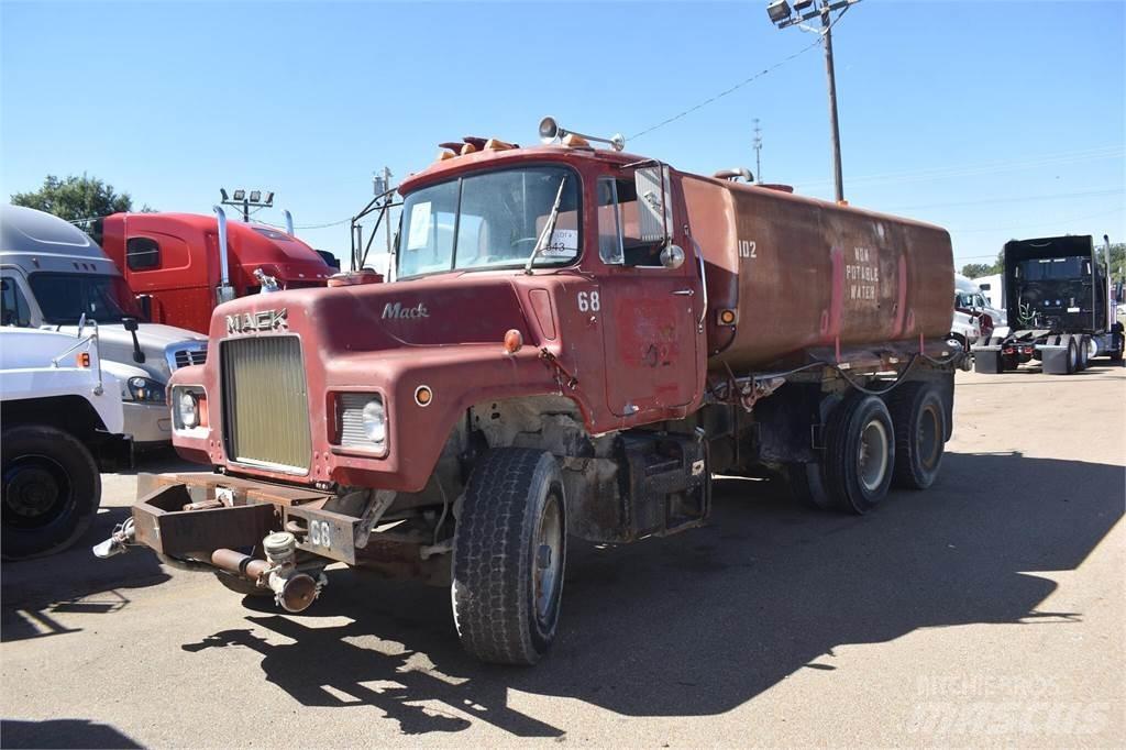 Mack DM685S شاحنات ذات صهاريج