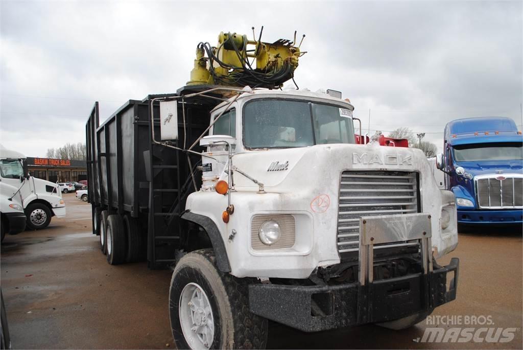 Mack DM690S شاحنات الرافعات