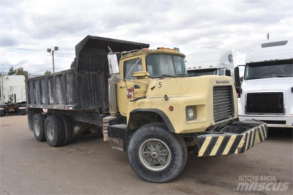 Mack DM690S شاحنات قلابة