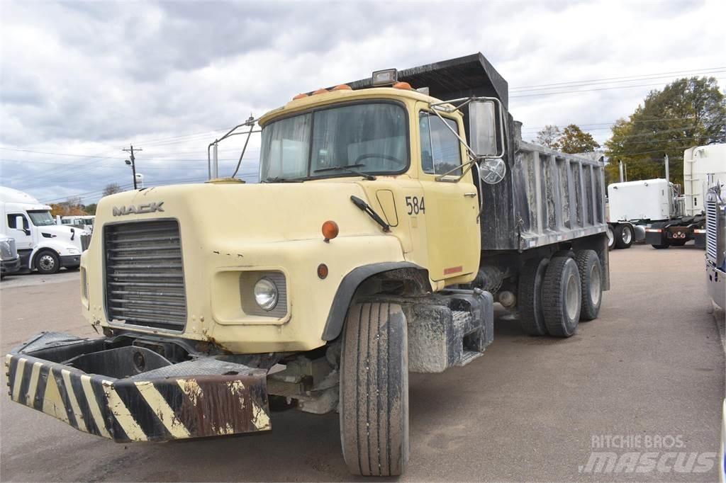 Mack DM690S شاحنات قلابة