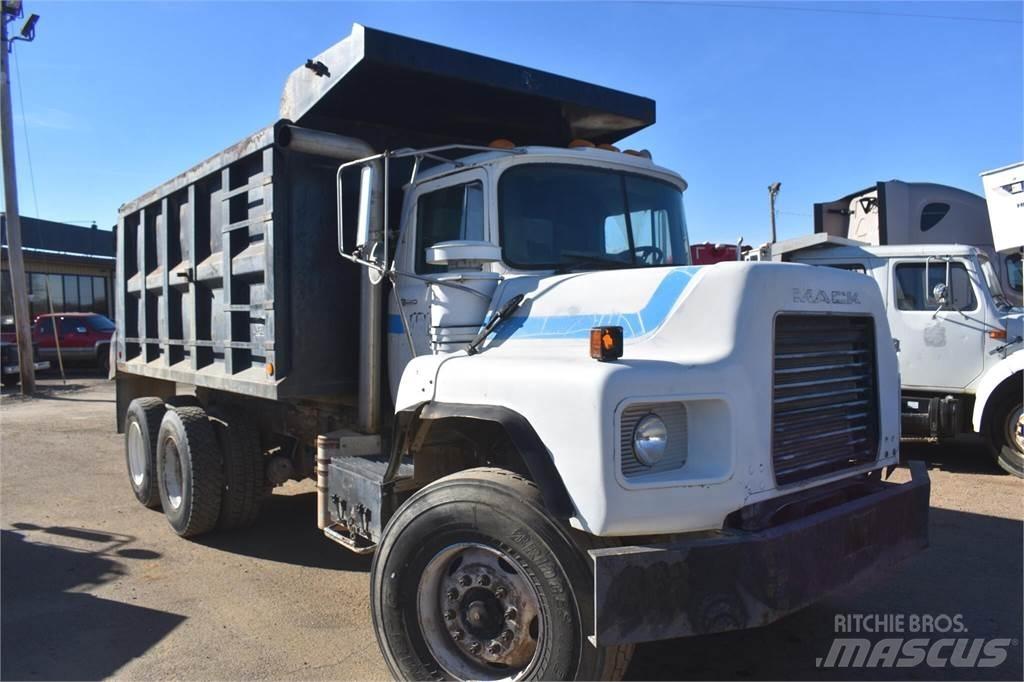 Mack DM690S شاحنات قلابة