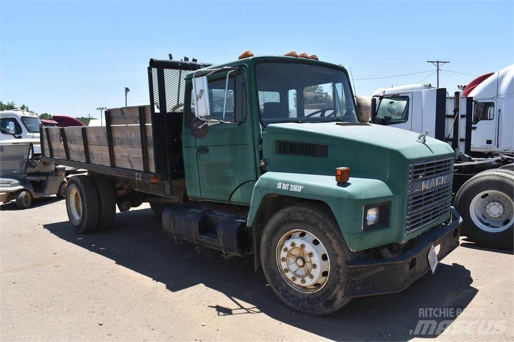Mack MIDLINER CS200 شاحنات قلابة