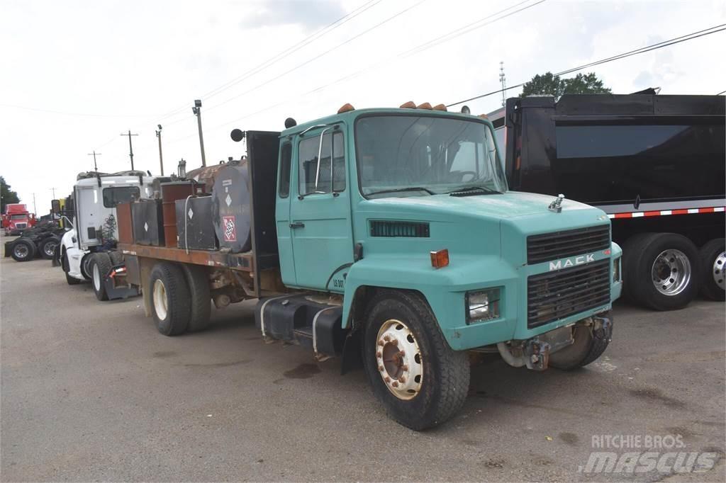 Mack MIDLINER CS200 شاحنات ذات صهاريج