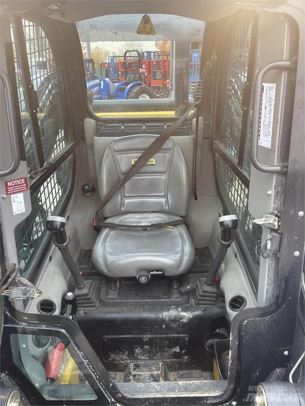 New Holland C237 لوادر انزلاقية التوجيه