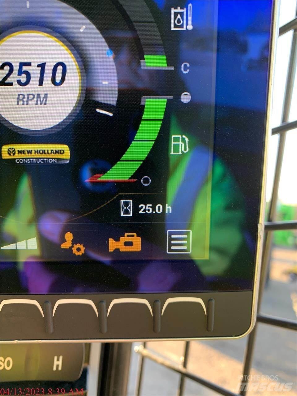 New Holland C332 لوادر انزلاقية التوجيه