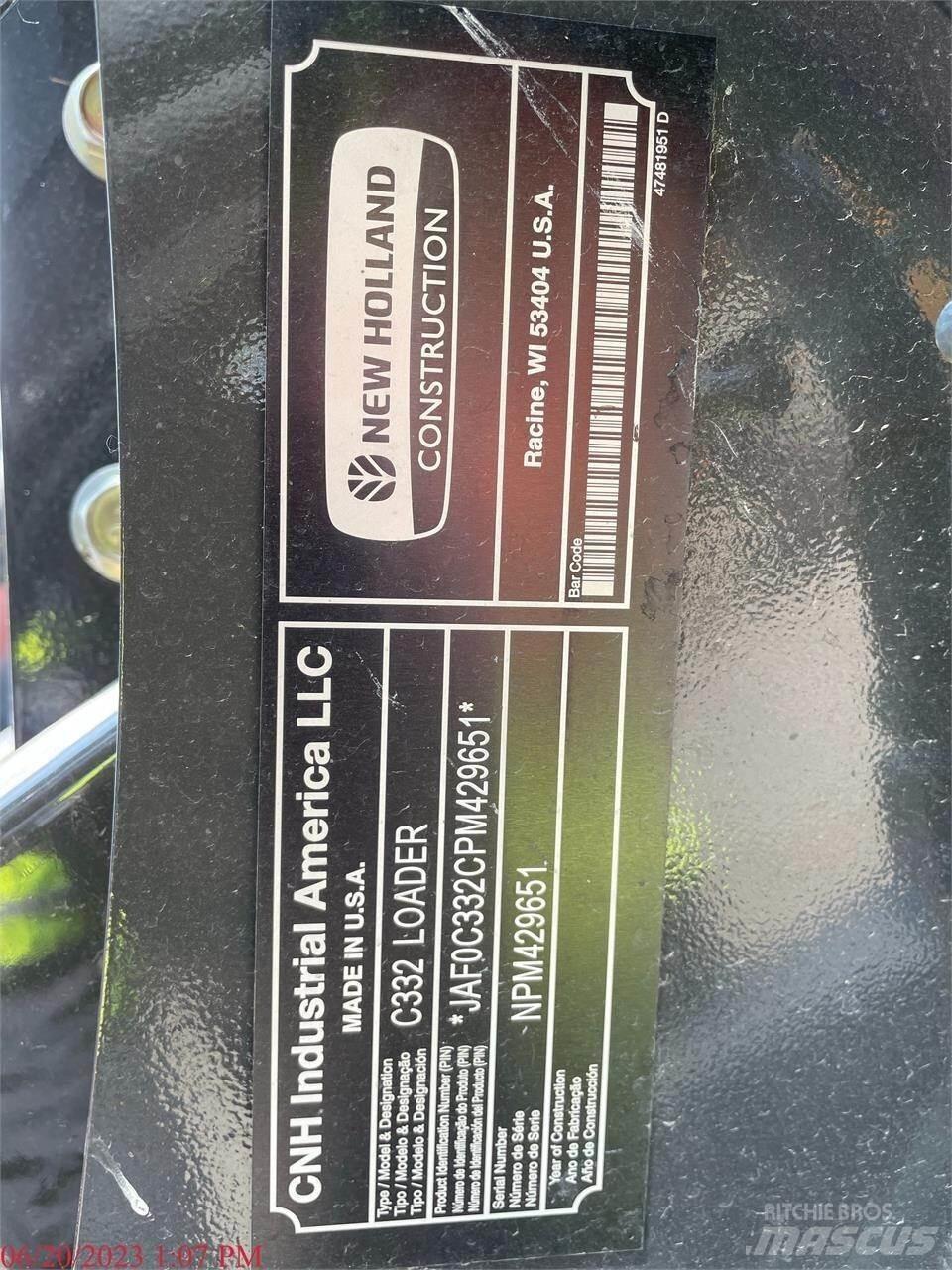 New Holland C332 لوادر انزلاقية التوجيه