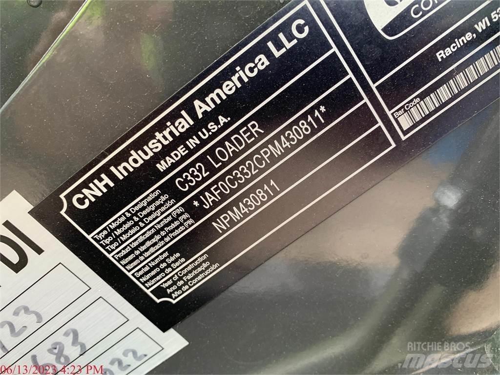 New Holland C332 لوادر انزلاقية التوجيه