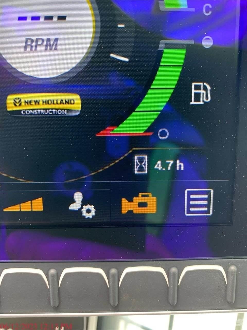 New Holland C337 لوادر انزلاقية التوجيه