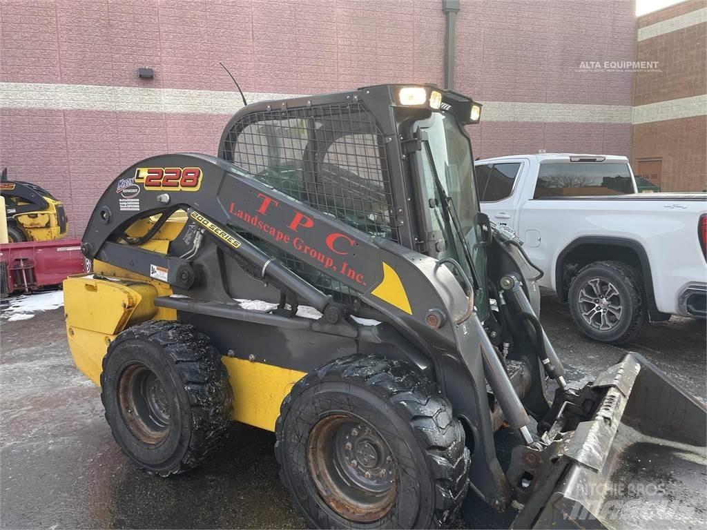 New Holland L228 لوادر انزلاقية التوجيه