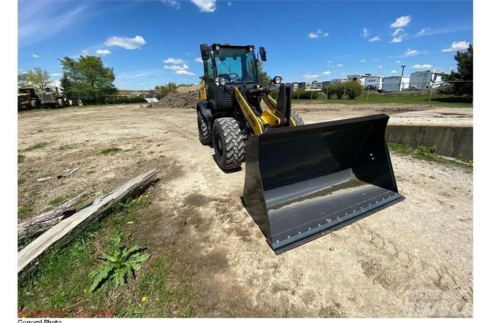 New Holland W80C لوادر بعجل