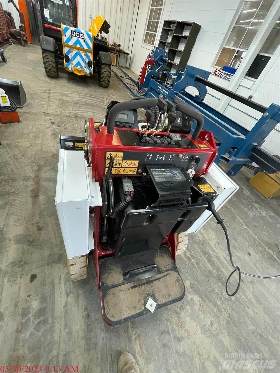 Toro E-DINGO 500 لوادر انزلاقية التوجيه