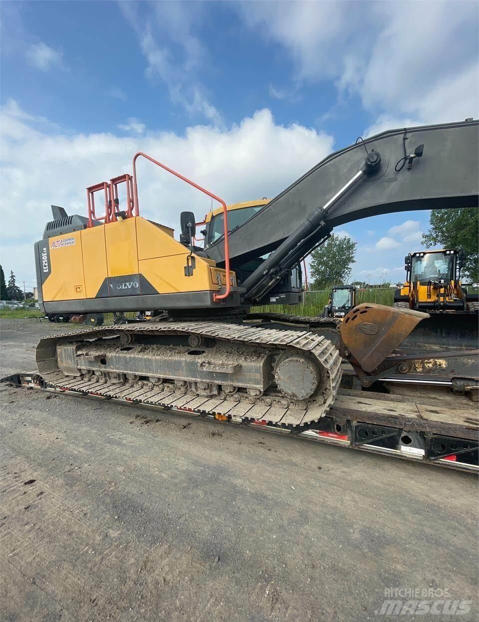 Volvo EC250E LR حفارات زحافة