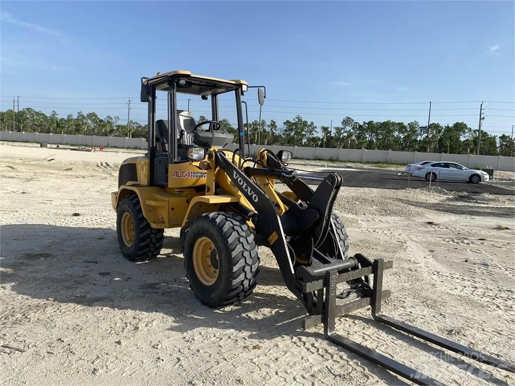 Volvo L30GS لوادر بعجل