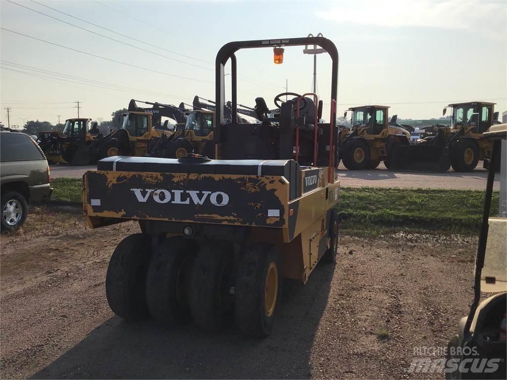 Volvo PT125C مداحل ذات إطارات هوائية