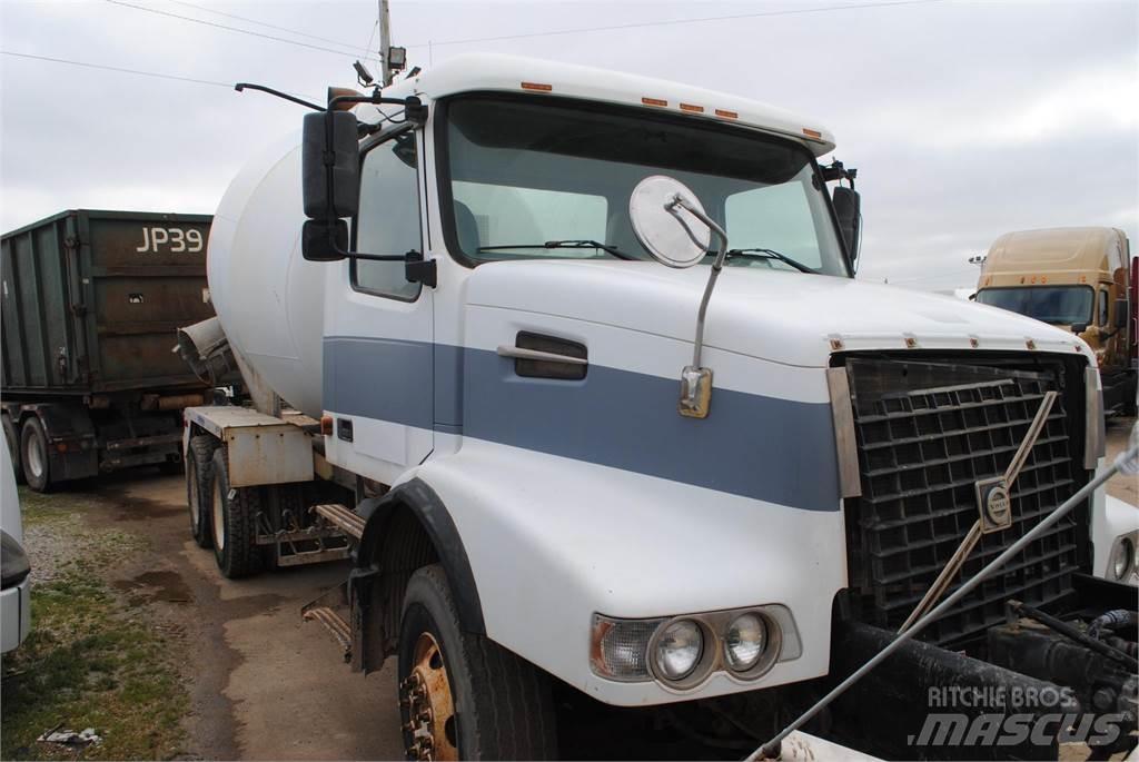 Volvo VHD64B200 شاحنات خرسانة